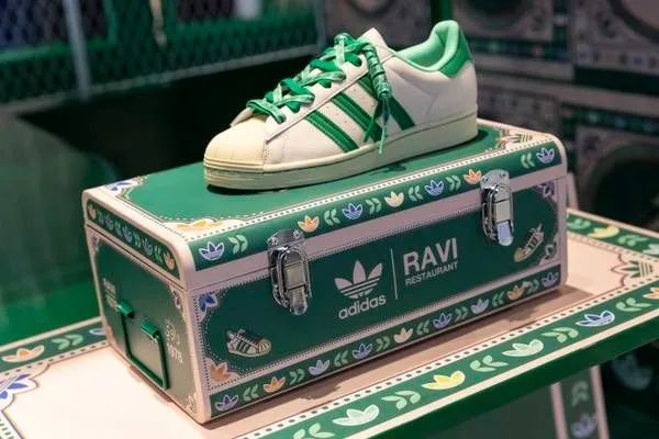 阿迪达斯与迪拜Ravi餐厅的联名限量版运动鞋大受追捧