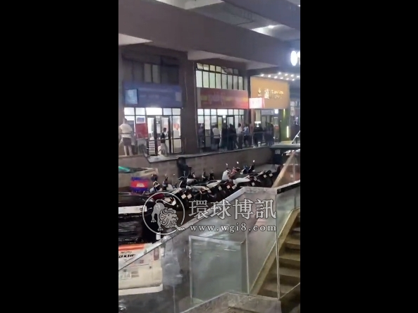 金边中国男子抢劫超市被锁住，警方已经把人带走