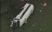 美国佛罗里达州发生巴士翻车事故 涉事司机被捕