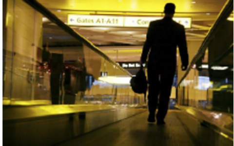 迪拜：男子因试图走私5.95公斤大麻而在机场被捕