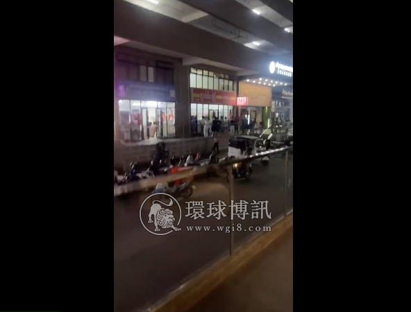 金边中国男子抢劫超市被锁住，警方已经把人带走
